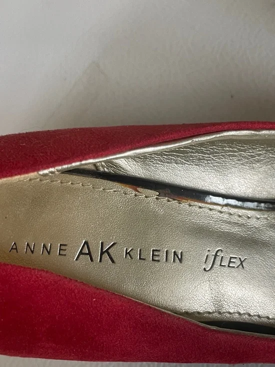 Anne Klein Red Suede
Pointed-Toe Pumps With Floral Decoration. Good Condition. - Picture 3 of 10